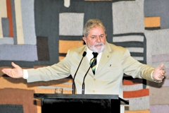 O presidente Lula é visto em um de seus muitos discursos: polêmica em projeto do governo